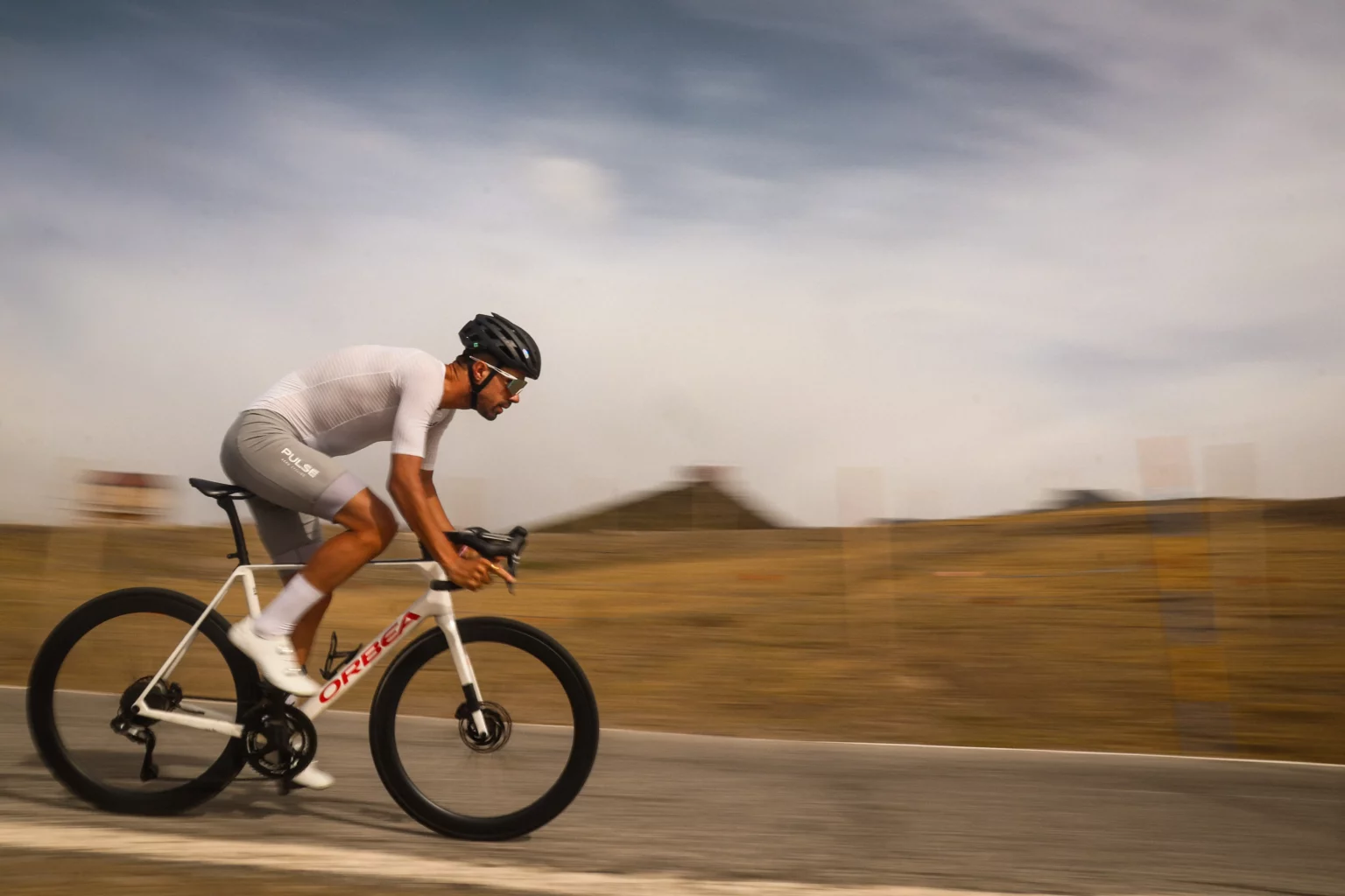 Daniel Viegas riding 10PLUS E Series wheels at speed in Sierra Nevada