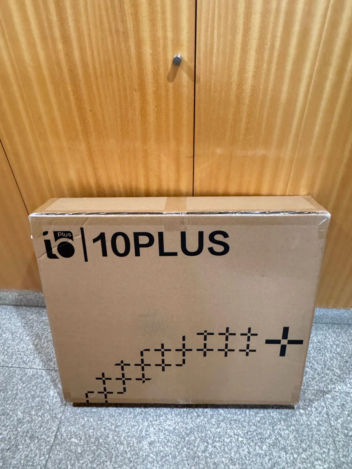 Sealed 10PLUS wheel box, logo side